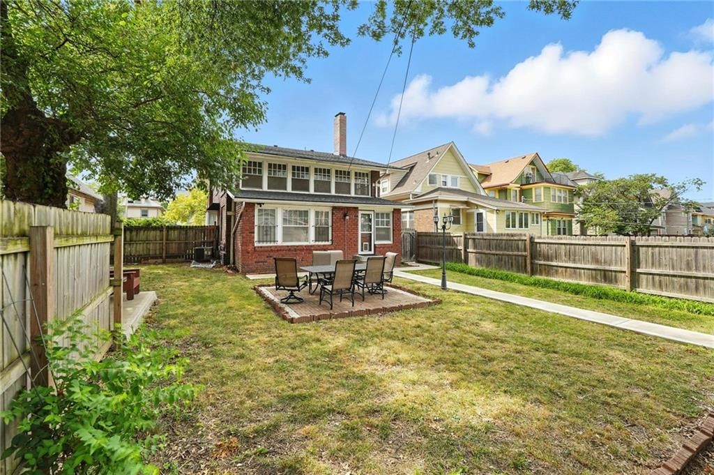 2639 Charlotte Street — photo 50