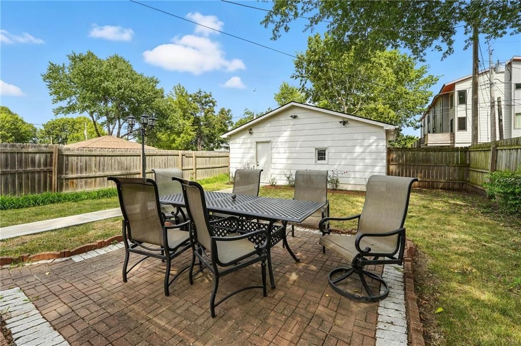 2639 Charlotte Street — photo 53