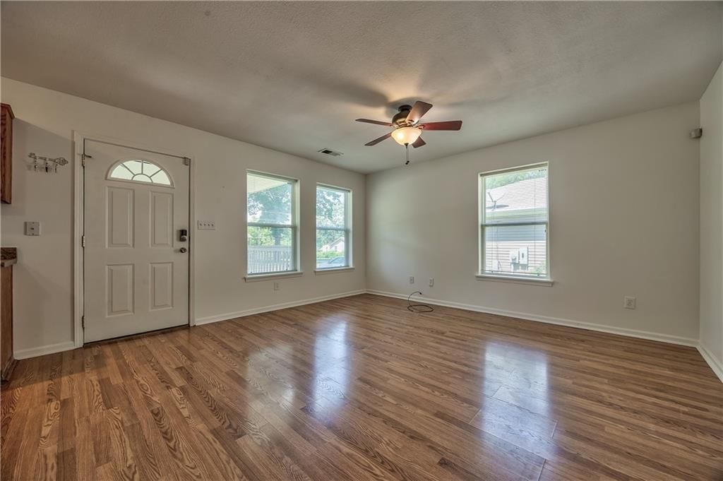 Photo 5 of 26 - 723 N Crysler Avenue