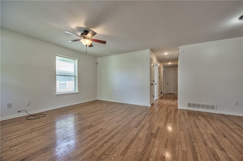 Photo 6 of 26 - 723 N Crysler Avenue
