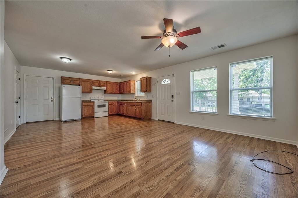 Photo 7 of 26 - 723 N Crysler Avenue