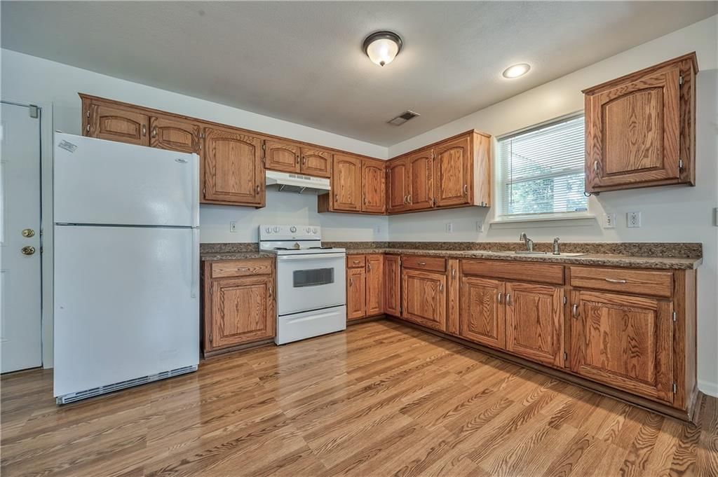 Photo 8 of 26 - 723 N Crysler Avenue