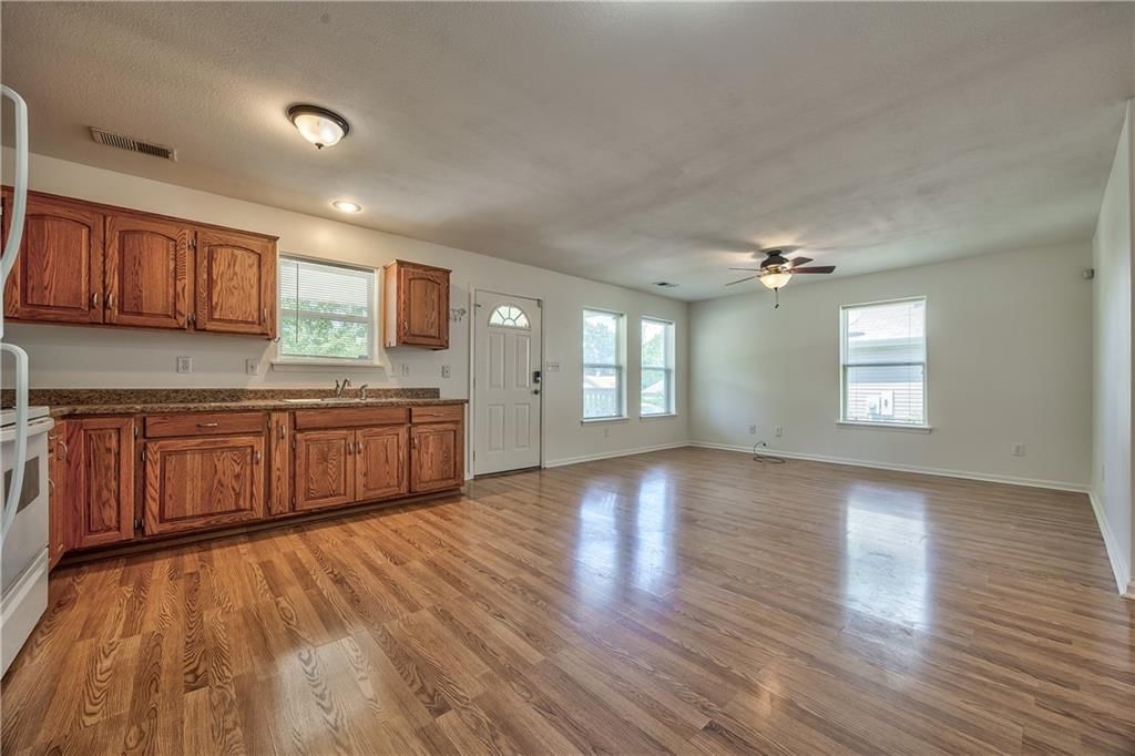 Photo 9 of 26 - 723 N Crysler Avenue