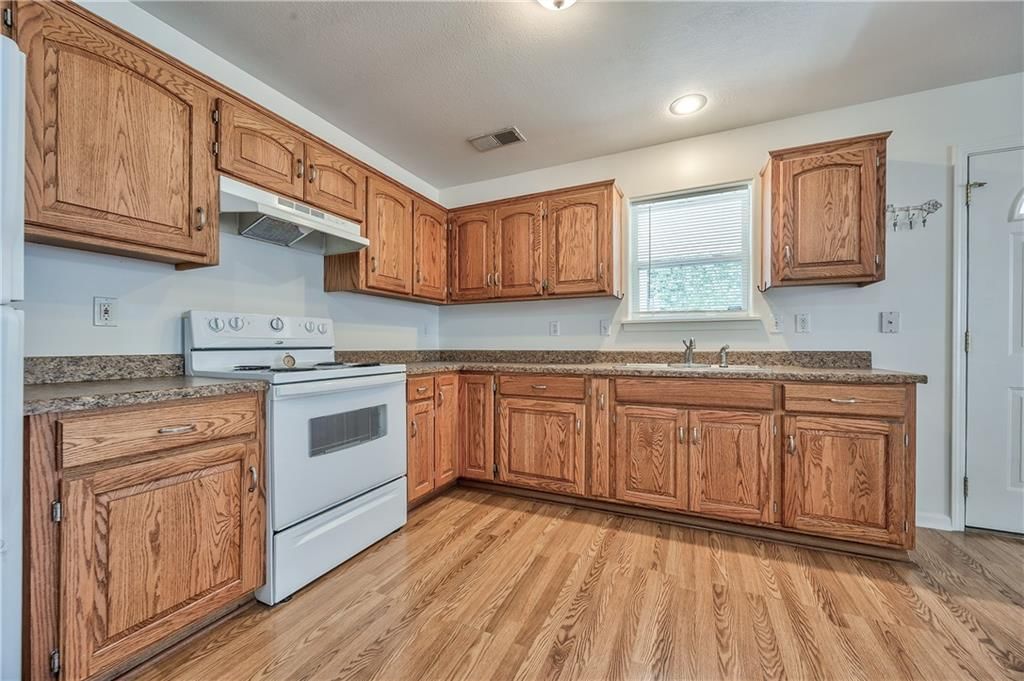 Photo 10 of 26 - 723 N Crysler Avenue