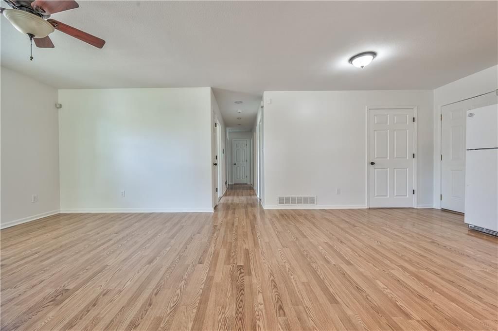 Photo 12 of 26 - 723 N Crysler Avenue