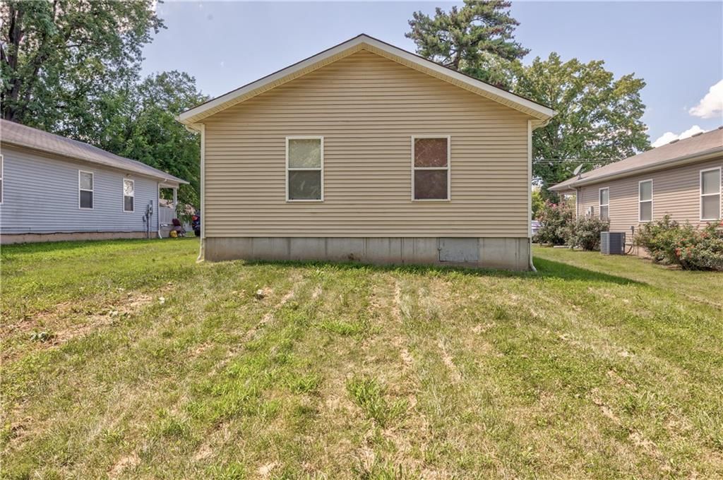 Photo 23 of 26 - 723 N Crysler Avenue