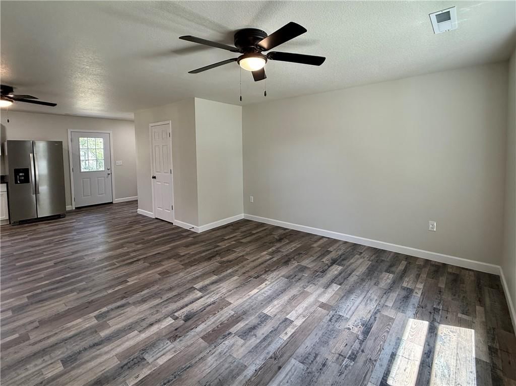 Photo 4 of 19 - 833 E 7th Street