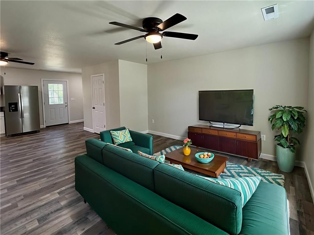 Photo 5 of 19 - 833 E 7th Street