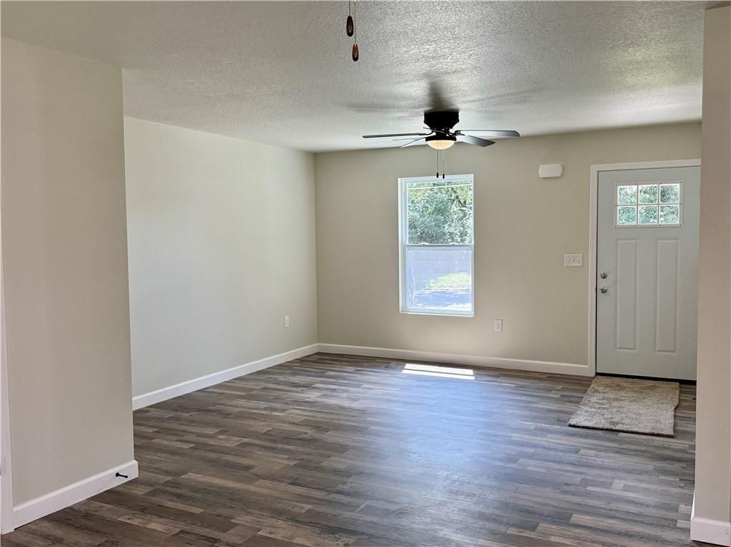 Photo 6 of 19 - 833 E 7th Street