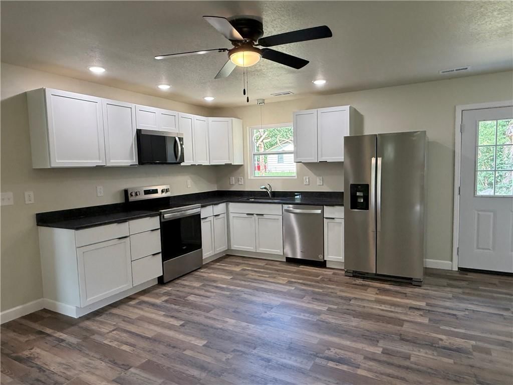 Photo 7 of 19 - 833 E 7th Street