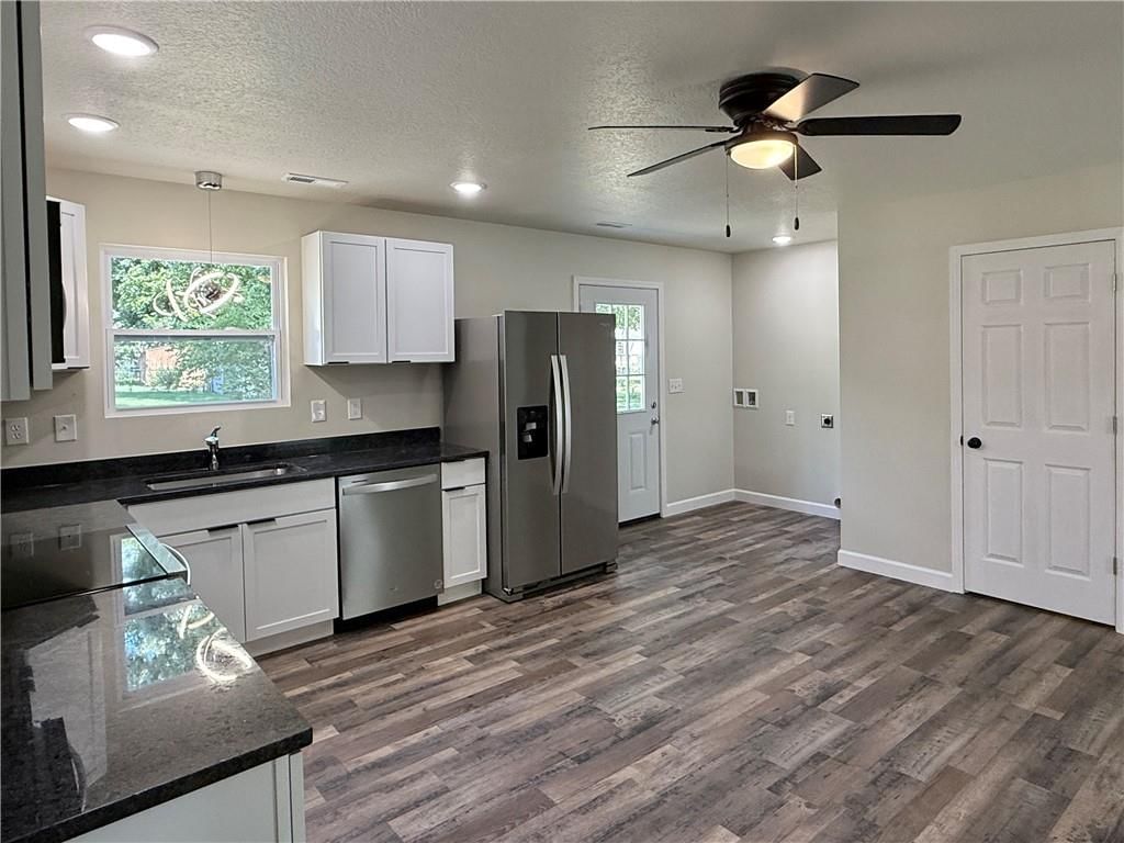 Photo 8 of 19 - 833 E 7th Street
