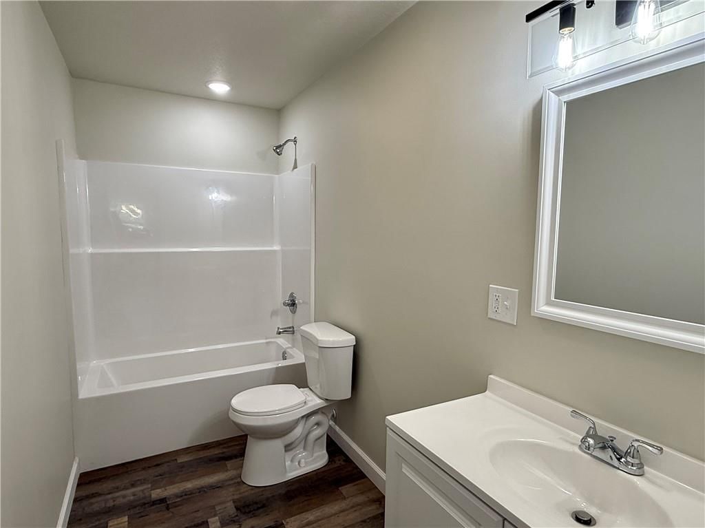 Photo 9 of 19 - 833 E 7th Street