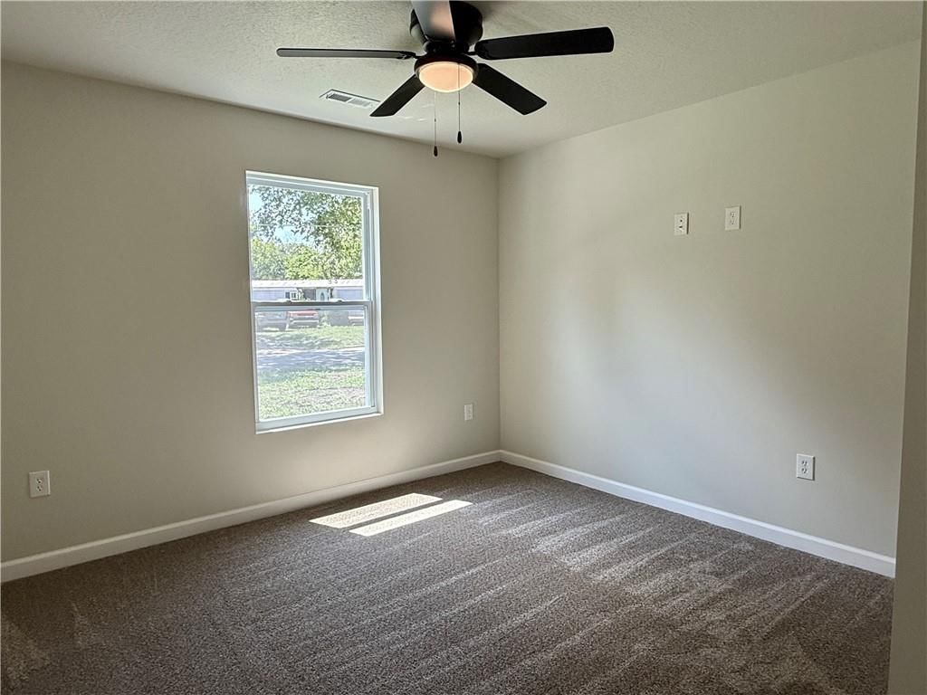 Photo 13 of 19 - 833 E 7th Street