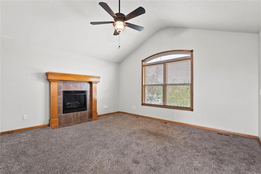 Photo 5 of 32 - 503 Lake Meadows Drive