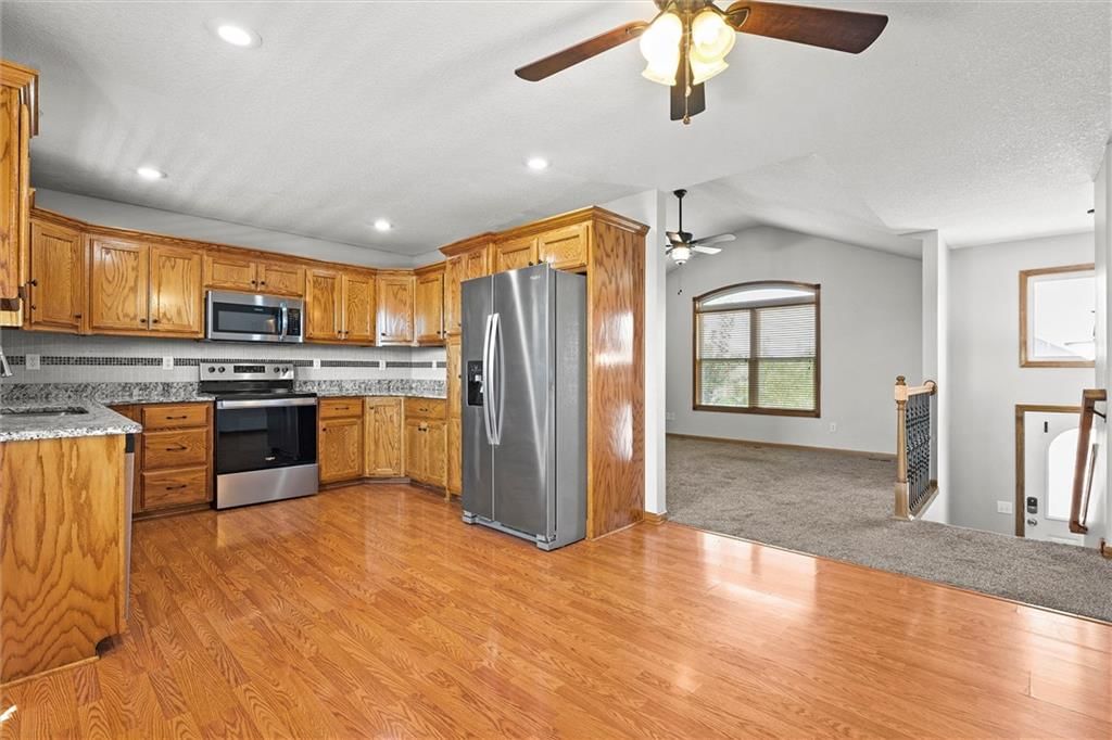 Photo 10 of 32 - 503 Lake Meadows Drive