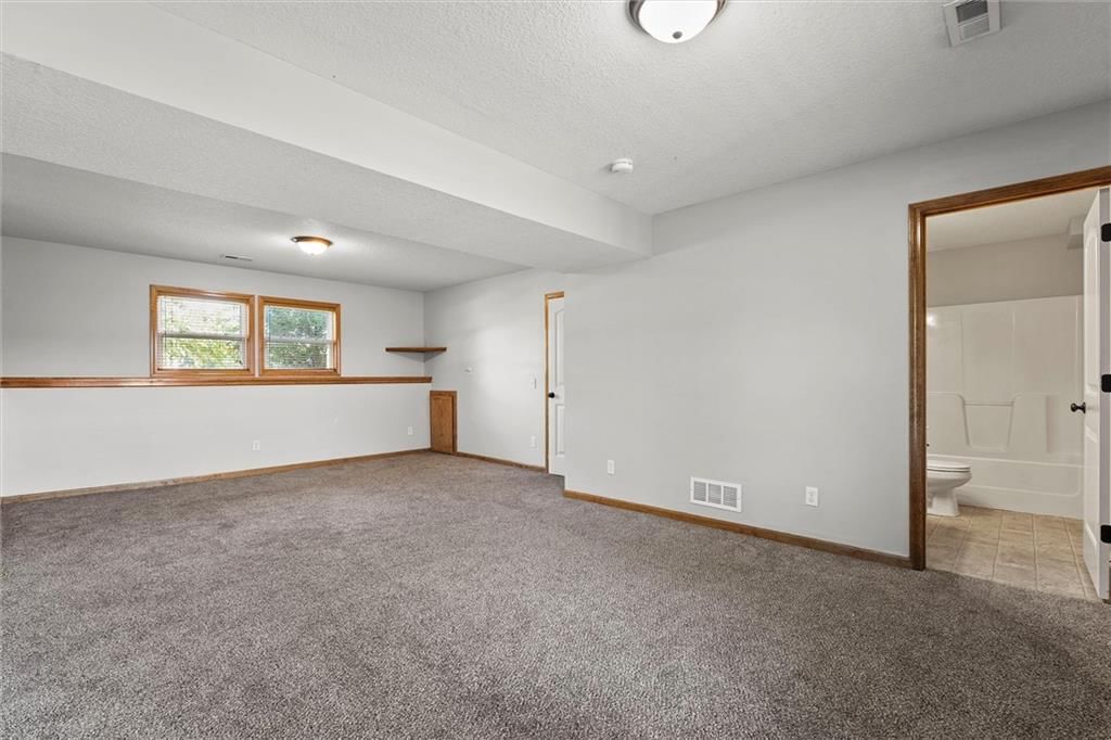 Photo 20 of 32 - 503 Lake Meadows Drive