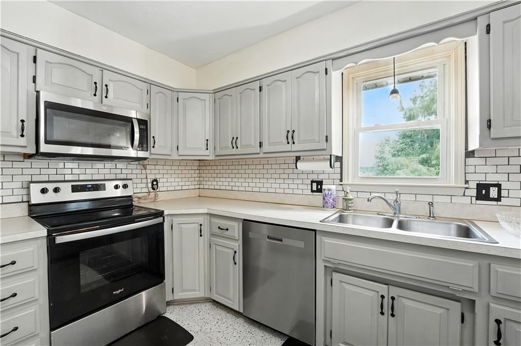 Photo 8 of 45 - 14973 Wolfe Drive