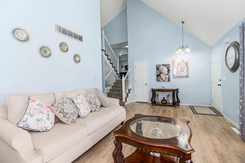 Photo 4 of 33 - 7012 E 123rd Street