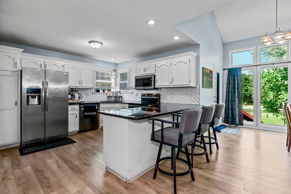 Photo 5 of 33 - 7012 E 123rd Street