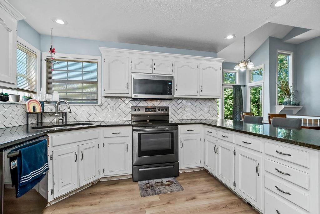 Photo 6 of 33 - 7012 E 123rd Street