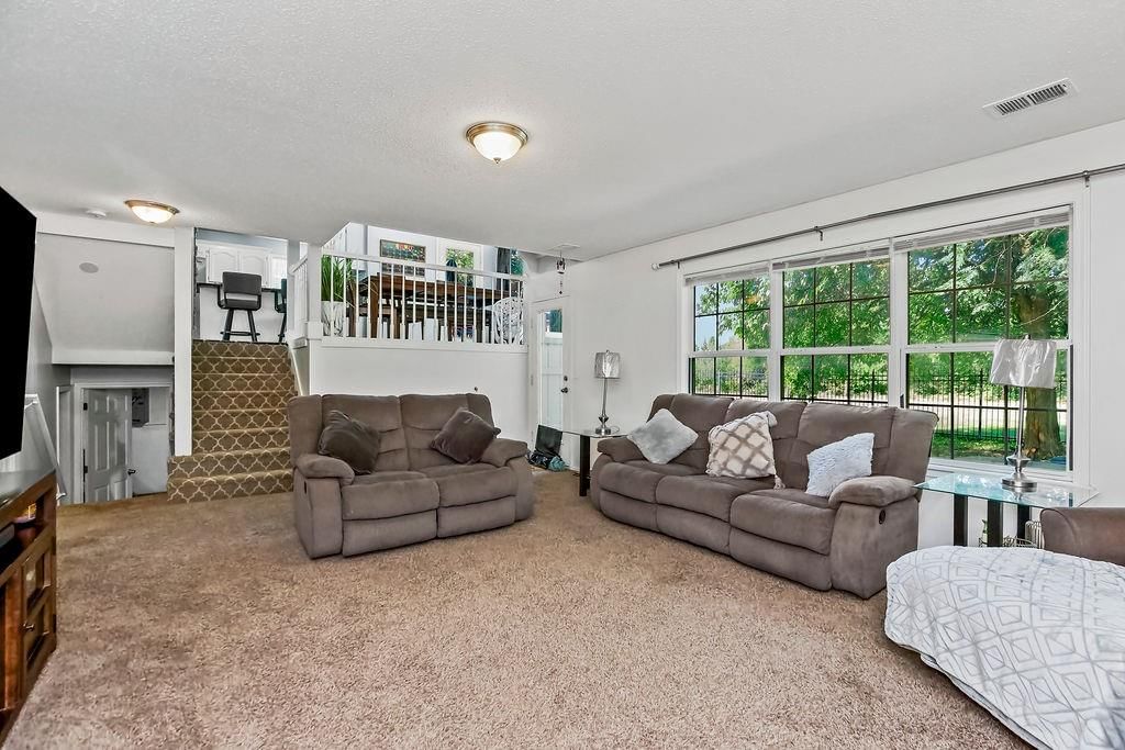 Photo 11 of 33 - 7012 E 123rd Street
