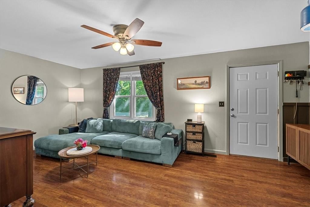 Photo 5 of 32 - 404 W 3rd Street