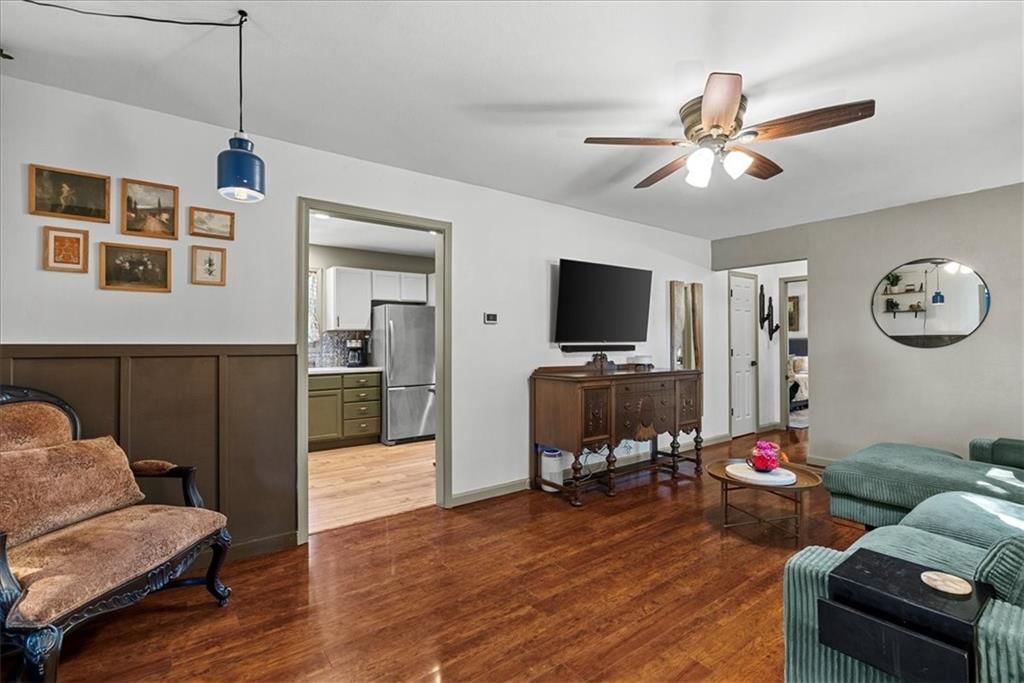Photo 6 of 32 - 404 W 3rd Street