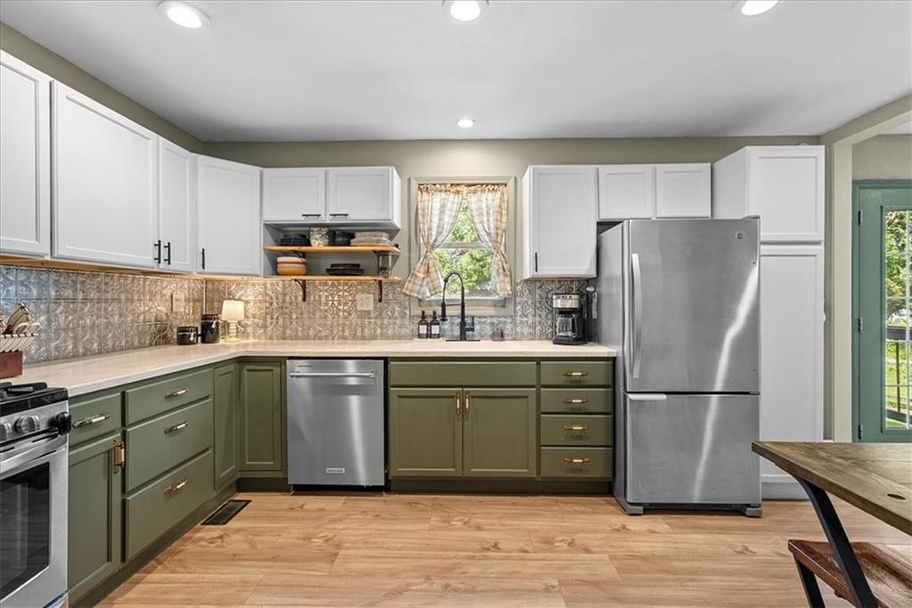 Photo 9 of 32 - 404 W 3rd Street