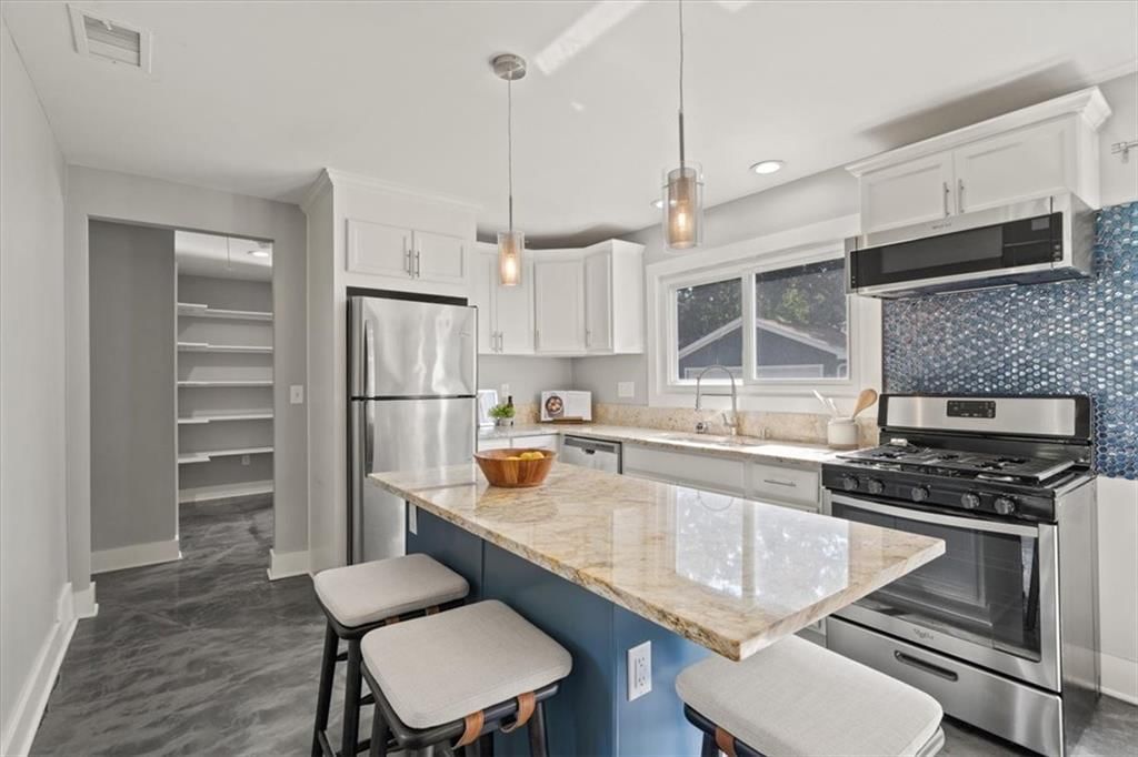 Photo 8 of 18 - 2237 W 79th Street