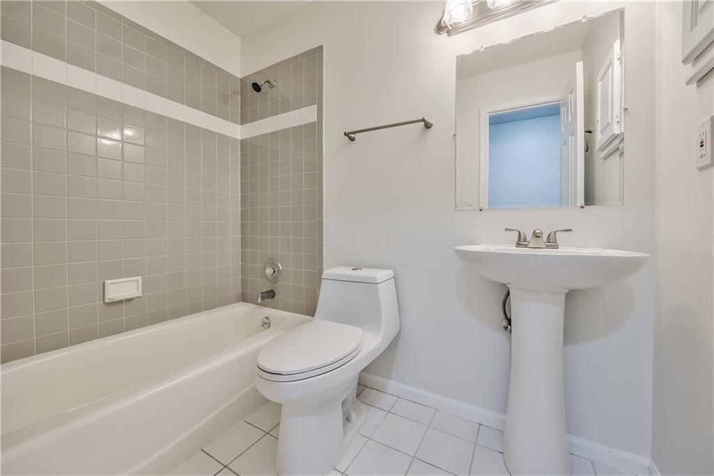 Photo 16 of 35 - 14650 S Alden Street