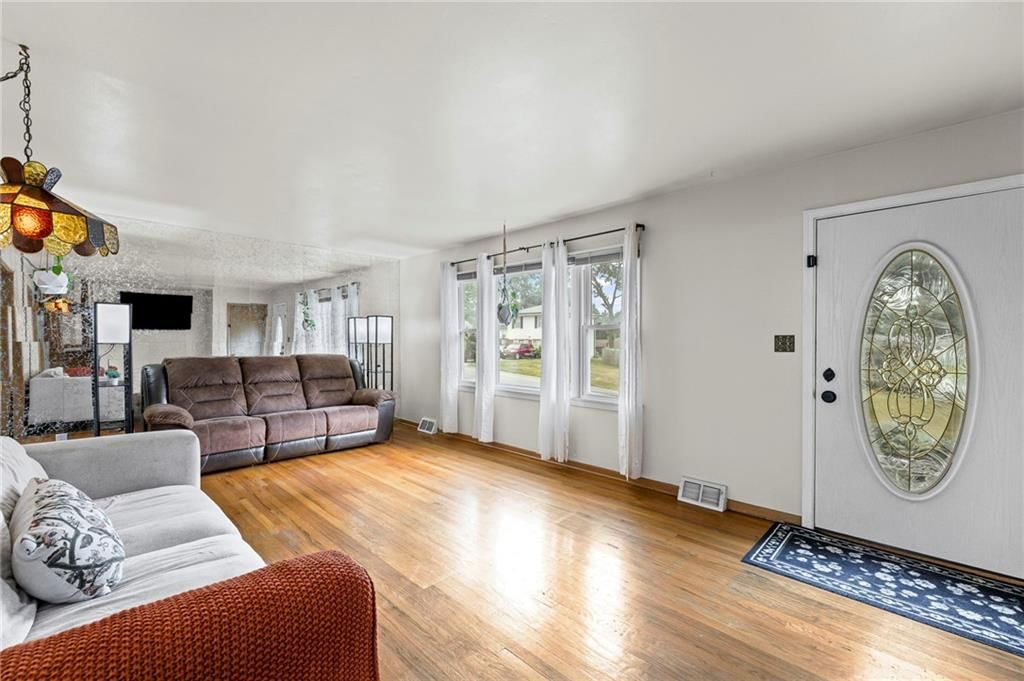 Photo 5 of 42 - 1504 NE 51st Street