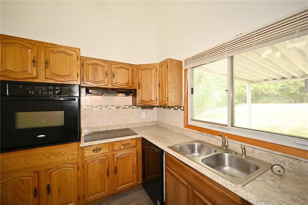 Photo 10 of 32 - 5255 Spruce Avenue