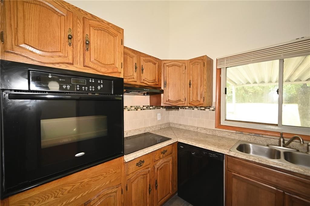 Photo 11 of 32 - 5255 Spruce Avenue