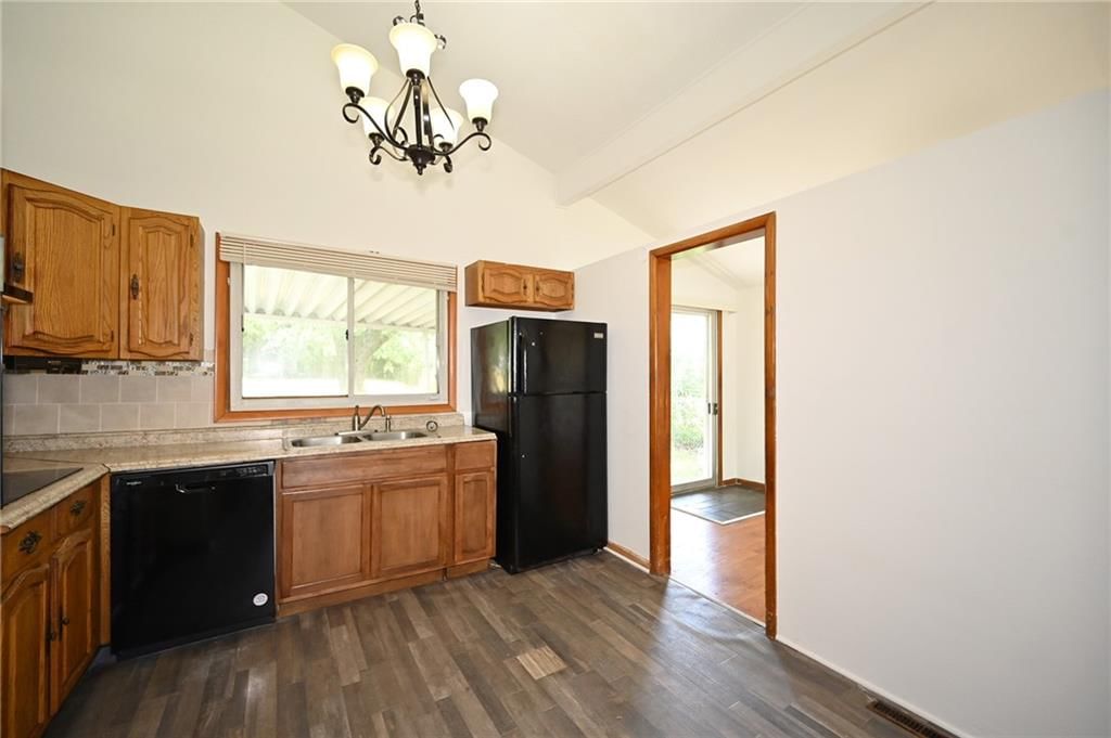 Photo 12 of 32 - 5255 Spruce Avenue