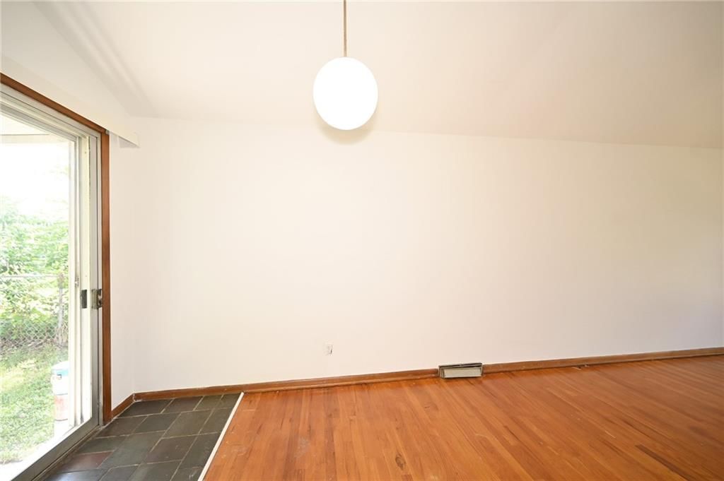 Photo 15 of 32 - 5255 Spruce Avenue