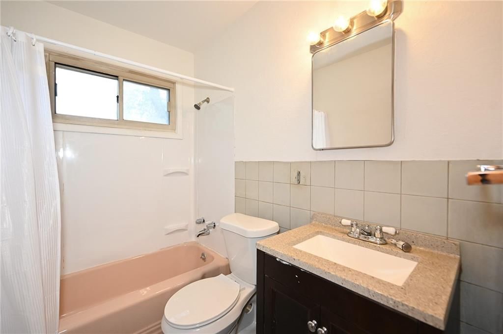 Photo 22 of 32 - 5255 Spruce Avenue
