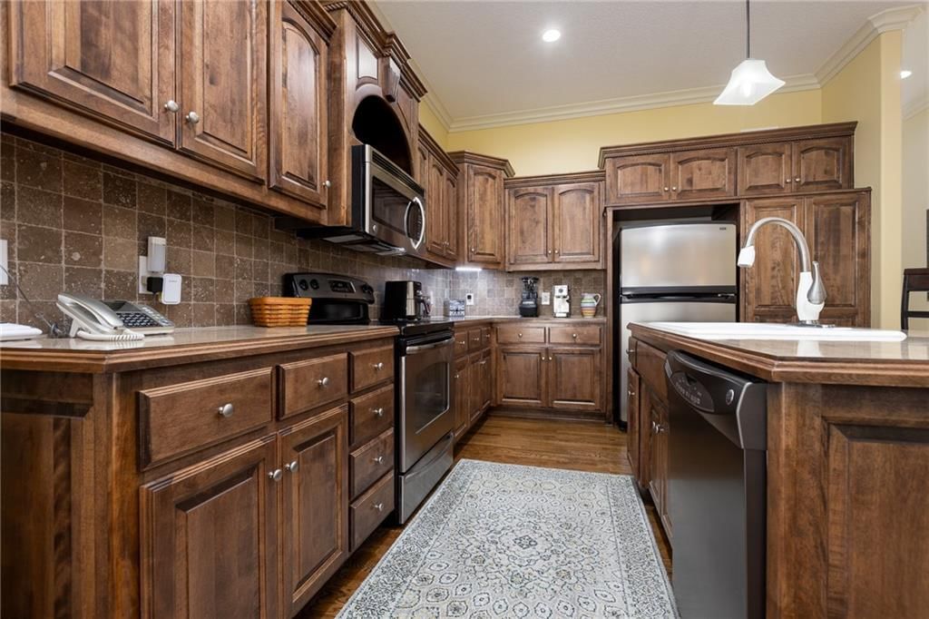 Photo 9 of 33 - 655 Rosewood Court