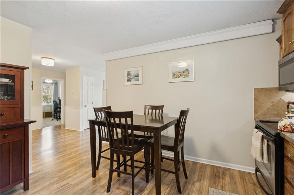 5240 Maple Street — photo 8