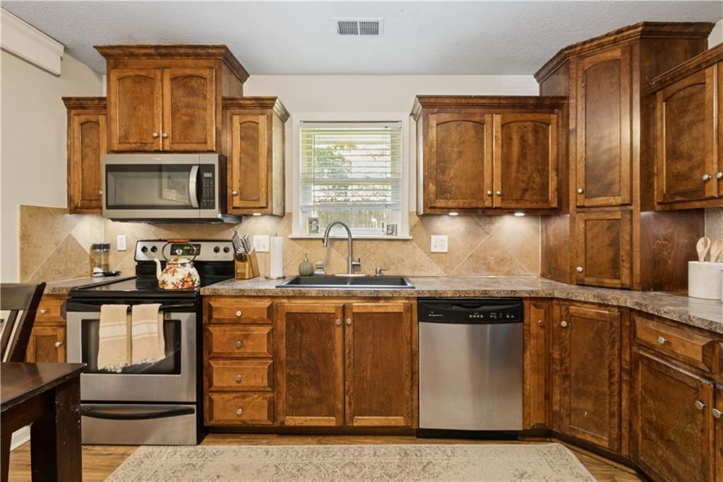 5240 Maple Street — photo 10