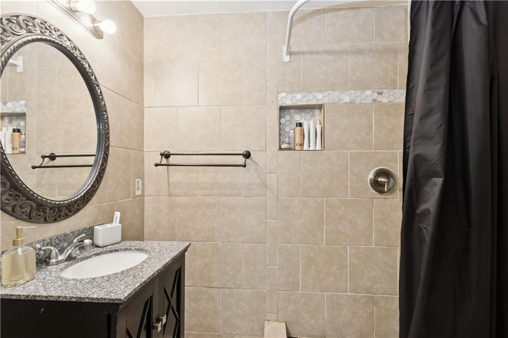 5240 Maple Street — photo 15