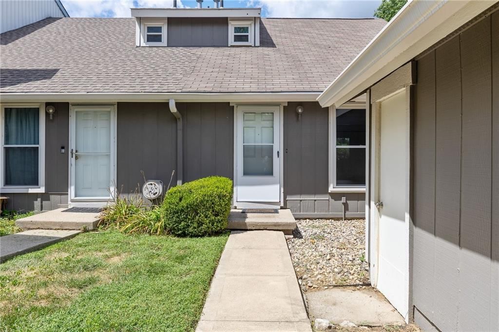 5743 N London Avenue — photo 2