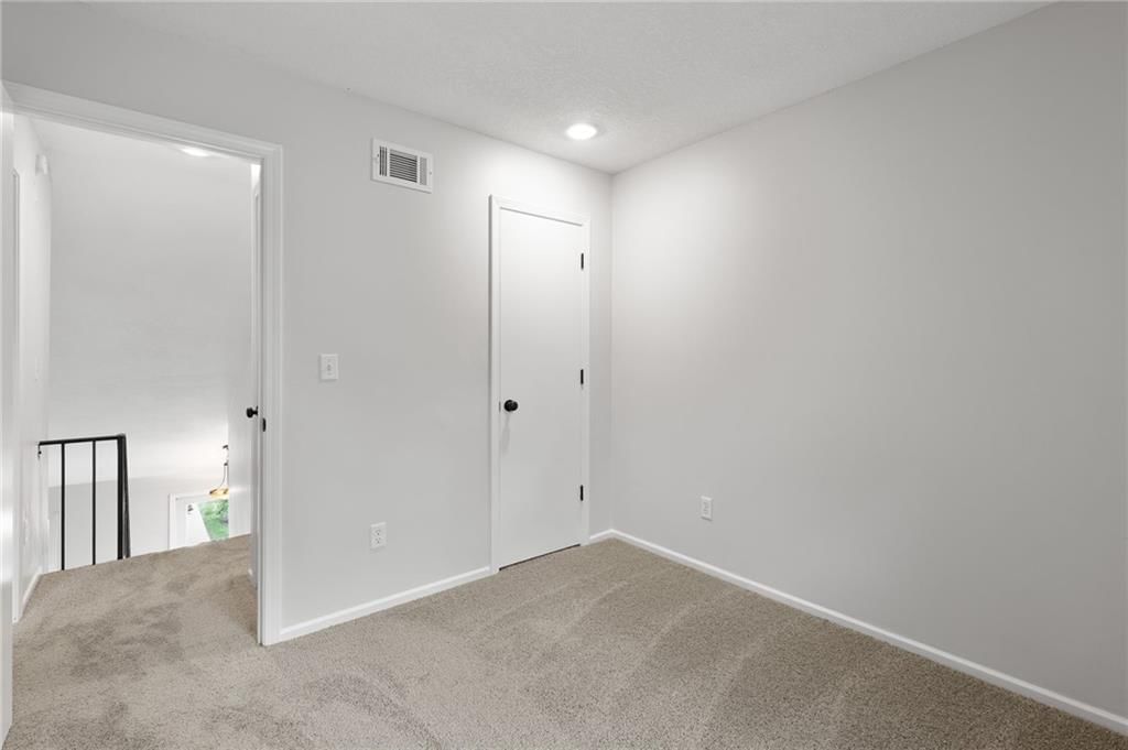 5743 N London Avenue — photo 23