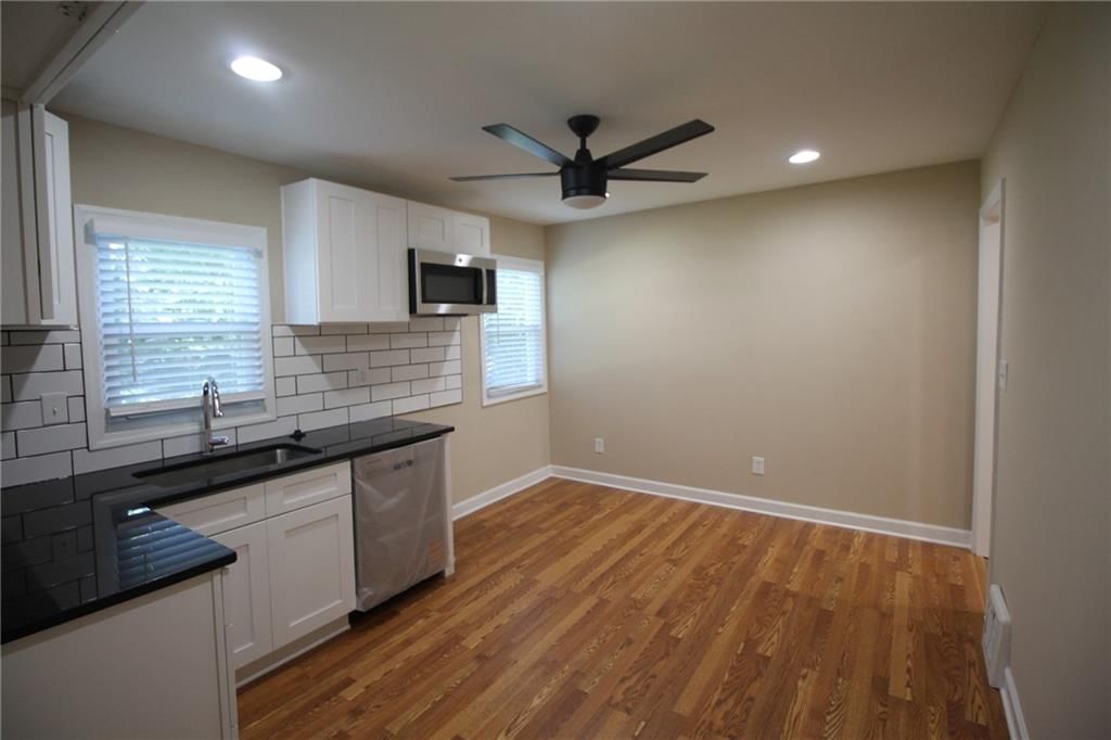 Photo 5 of 11 - 7225 Flora Avenue
