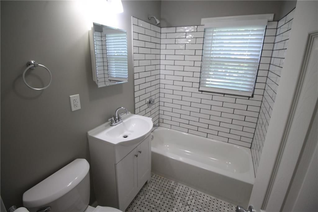 Photo 9 of 11 - 7225 Flora Avenue