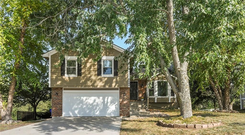 2505 NE Dale Hunter Trail, Lee's Summit, MO