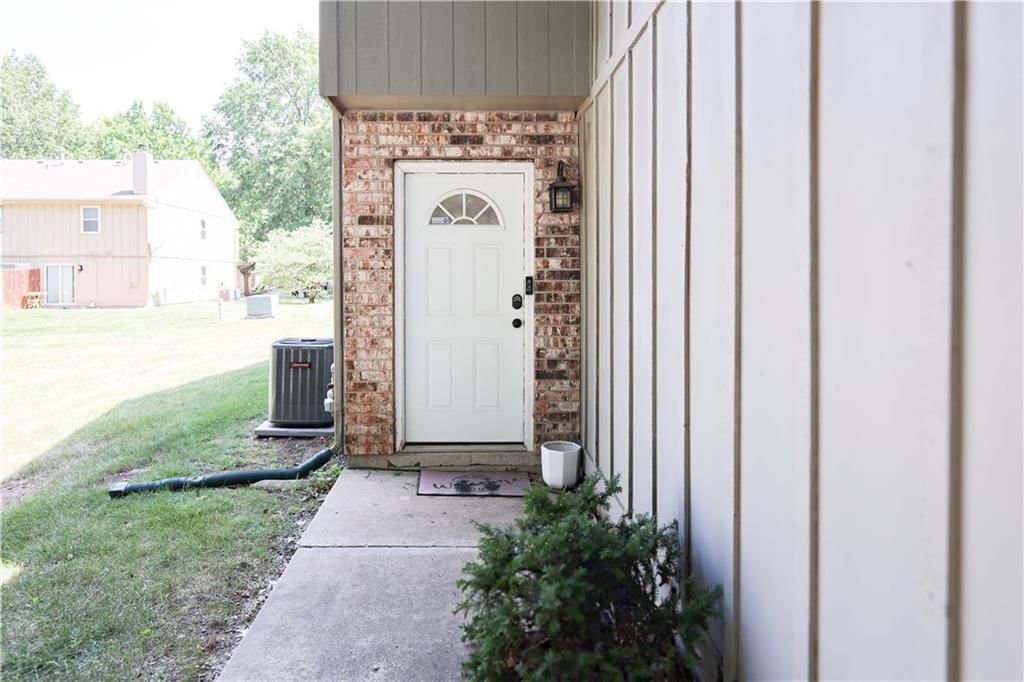 107 NE Greystone Drive — photo 3