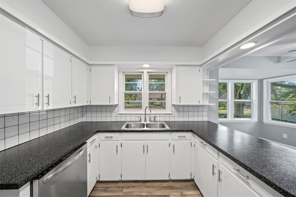 Photo 11 of 46 - 2405 NW Powderhorn Drive