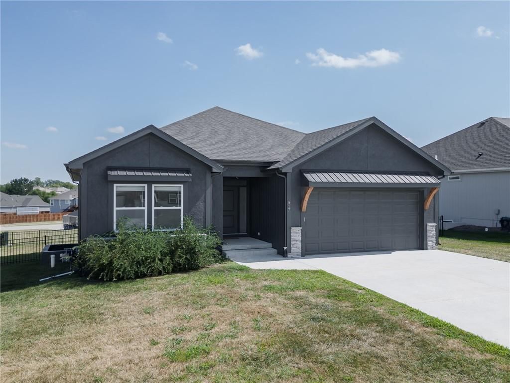 917 N Willow Court, Tonganoxie, KS