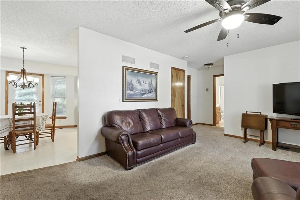 Photo 5 of 34 - 1404 Stonecrest Drive