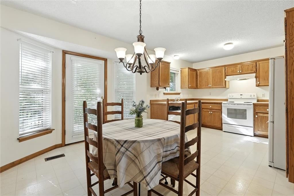 Photo 8 of 34 - 1404 Stonecrest Drive